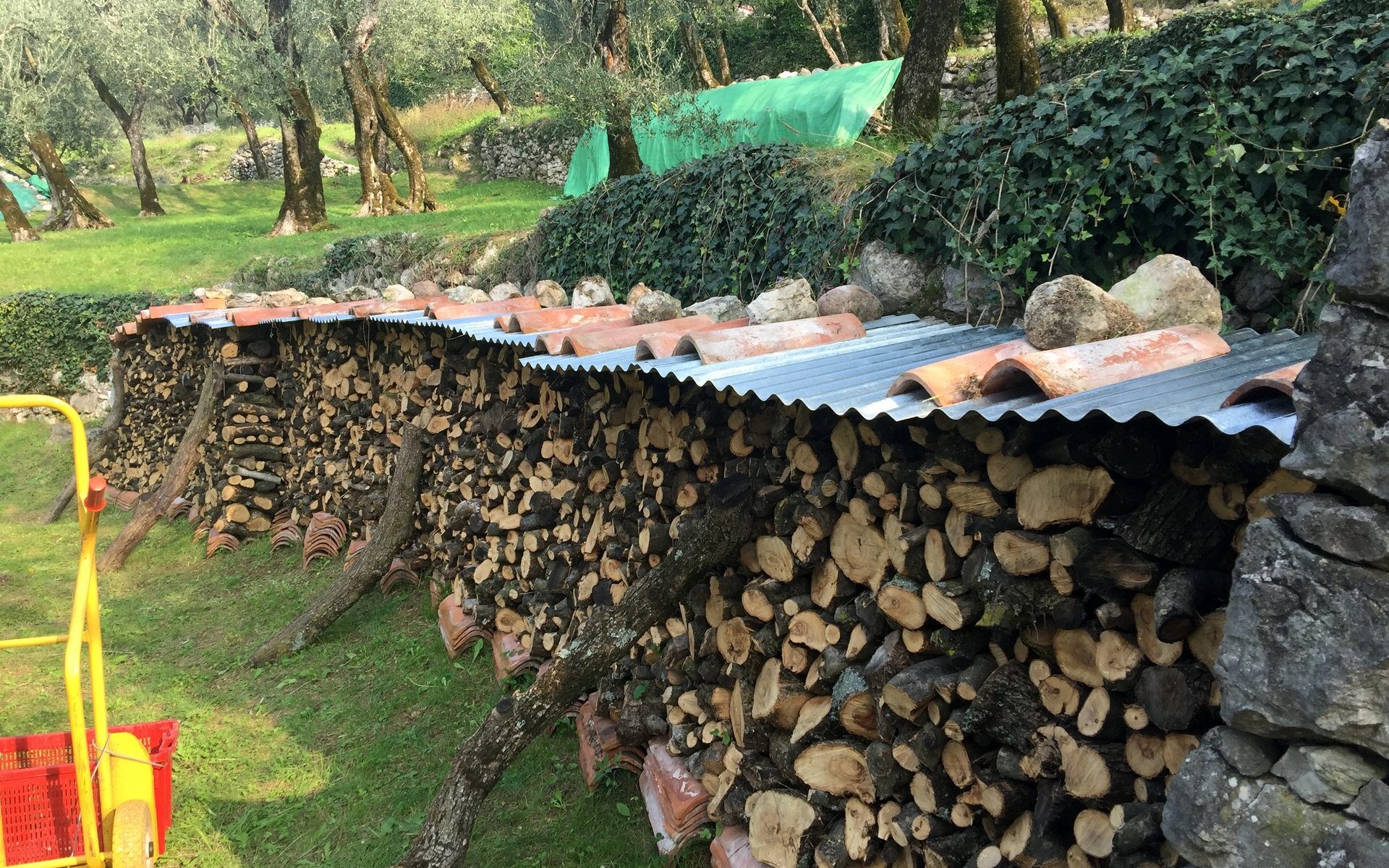 Holzstapel gedeckt